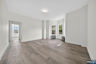 66 Boulevard in New Milford, NJ - Foto de edificio - Building Photo