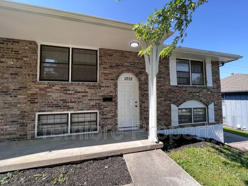 11702 E 60 St in Kansas City, MO - Building Photo