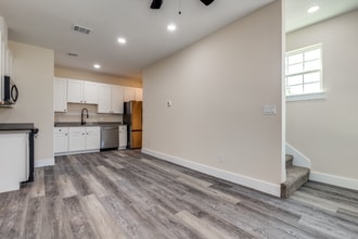 511 N Davis Dr in Arlington, TX - Foto de edificio - Building Photo