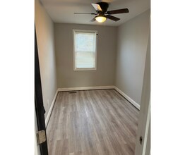 3831 Derby Manor Dr in Baltimore, MD - Foto de edificio - Building Photo