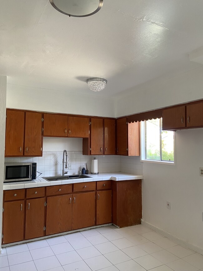 8127 White Oak Ave, Unit Guesthouse