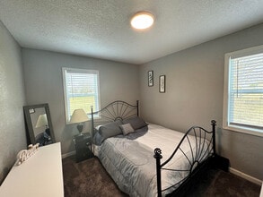 400 Walker Dr in Waterloo, IA - Building Photo - Building Photo