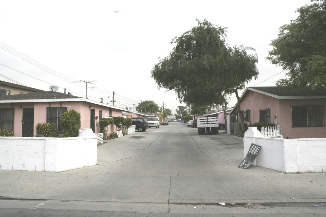 5243-5251 Elizabeth St in Cudahy, CA - Building Photo