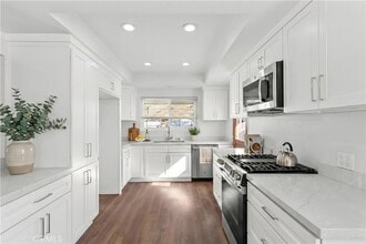 7425 Garden Grove Ave in Los Angeles, CA - Foto de edificio - Building Photo