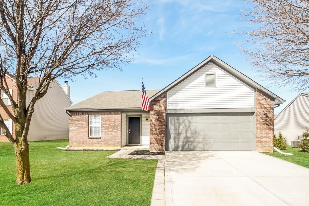 1334 Grand Canyon Cir in Franklin, IN - Building Photo