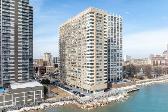 Condominium on the Lake in Chicago, IL - Building Photo - Building Photo