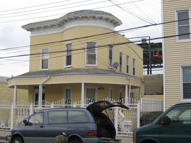 11-13 Wyckoff Ave in Flushing, NY - Building Photo - Building Photo