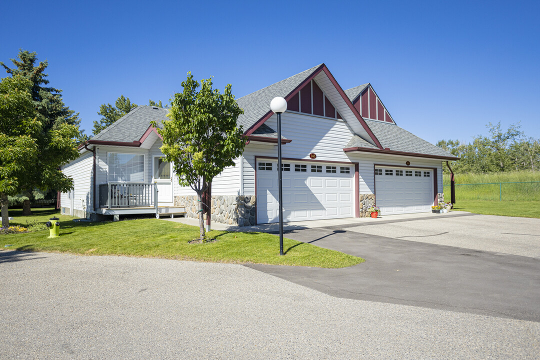 Baker Creek Village in High River, AB - Building Photo