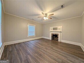 1716 Thompson Ave in East Point, GA - Foto de edificio - Building Photo