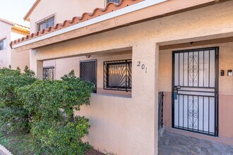 7821 W 29th Way in Hialeah, FL - Building Photo - Building Photo