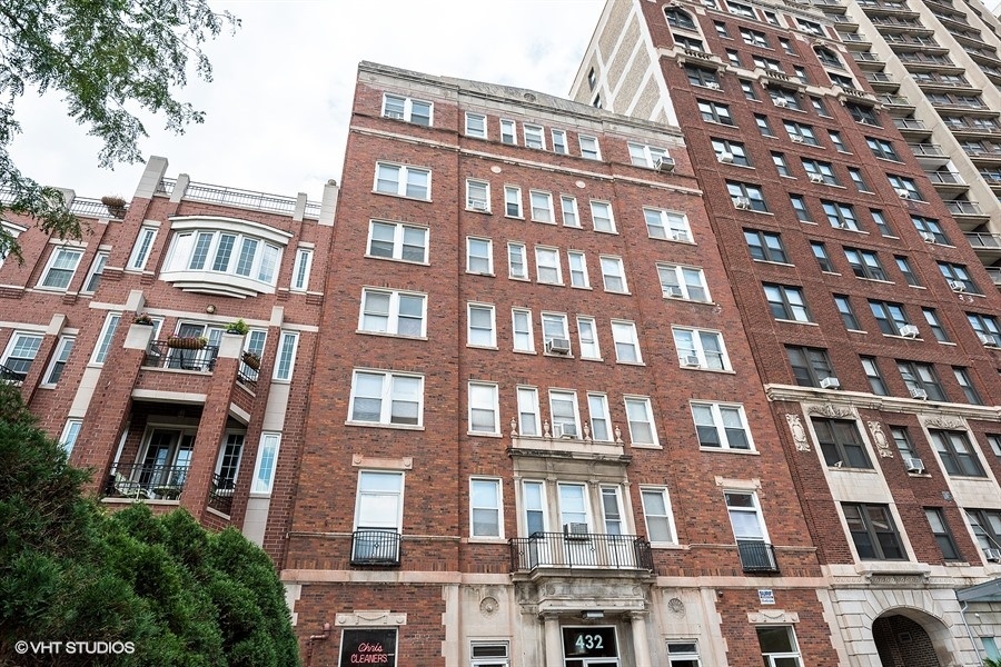 432 W Belmont Ave, Unit 703 in Chicago, IL - Building Photo