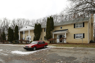 Hillcrest Apartments in Wyoming, MI - Building Photo - Building Photo