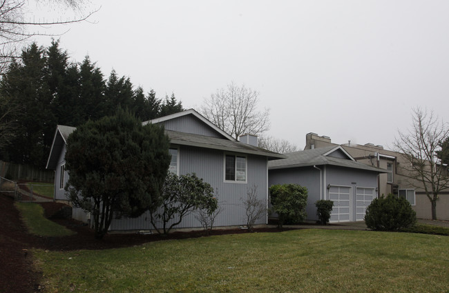 16844 SW Bany Rd in Beaverton, OR - Foto de edificio - Building Photo