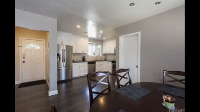 7344 Topeka Dr in Los Angeles, CA - Foto de edificio - Building Photo