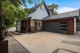 2812 Oak Springs Dr in Austin, TX - Building Photo - Building Photo