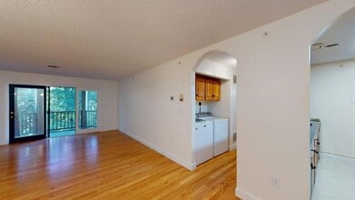 5 Bartemus Trail in Nashua, NH - Building Photo - Building Photo