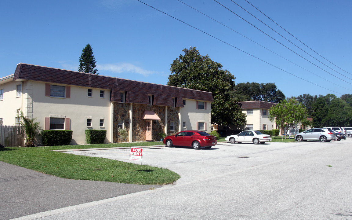 Somerset Apartments in St. Petersburg, FL - Building Photo