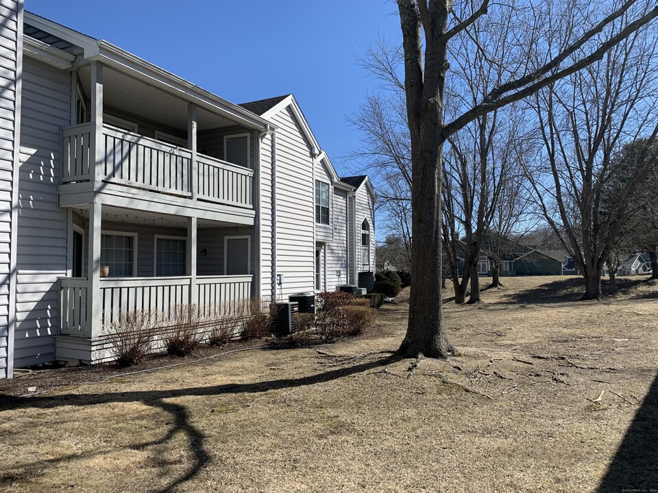 67 Leafwood Ln in Groton, CT - Building Photo