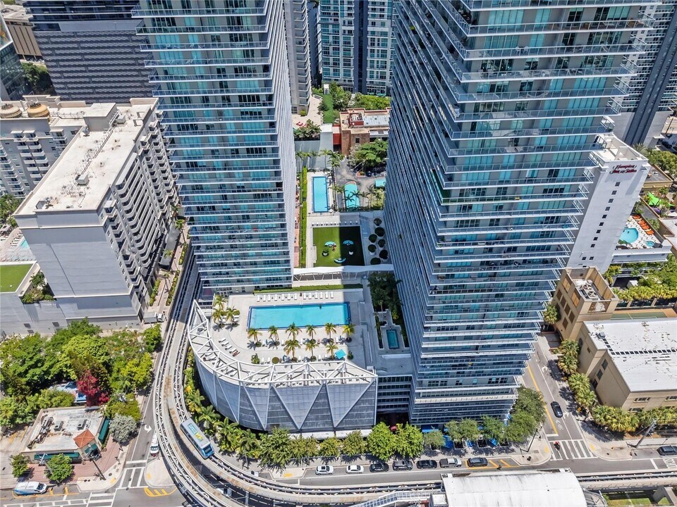 1111 SW 1st Ave, Unit 2222-N in Miami, FL - Foto de edificio