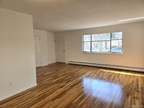 74 Ashwood Rd in Port Washington, NY - Building Photo - Building Photo