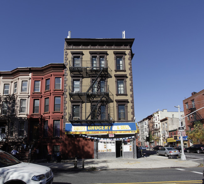 588 Throop Ave in Brooklyn, NY - Foto de edificio - Building Photo