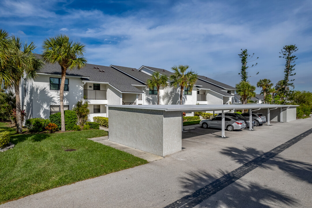 Lakes of Capri in Venice, FL - Building Photo