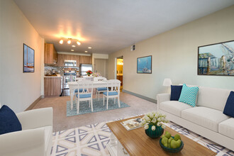 Harborside Marina Bay Apartments in Marina Del Rey, CA - Building Photo - Building Photo