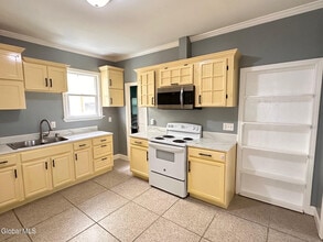 1046 Delamont Ave in Schenectady, NY - Building Photo - Building Photo