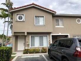 143 Riviera Cir in Weston, FL - Building Photo