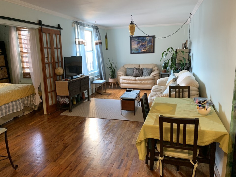 59-30 108th St in Queens, NY - Building Photo