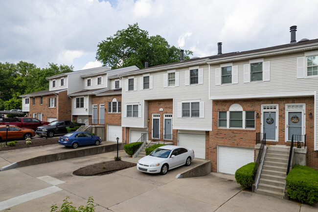 Cummings Creek Condominiums in Cincinnati, OH - Foto de edificio - Building Photo