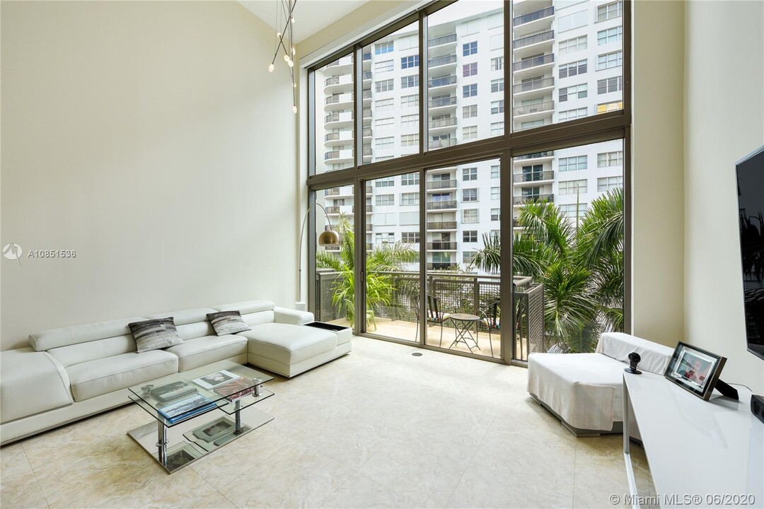 6000 Collins Ave, Unit 101 in Miami Beach, FL - Building Photo