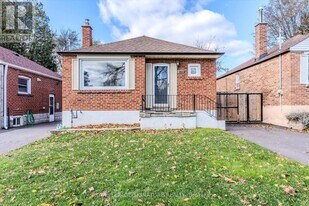 136 Meighen Ave in Toronto, ON - Building Photo