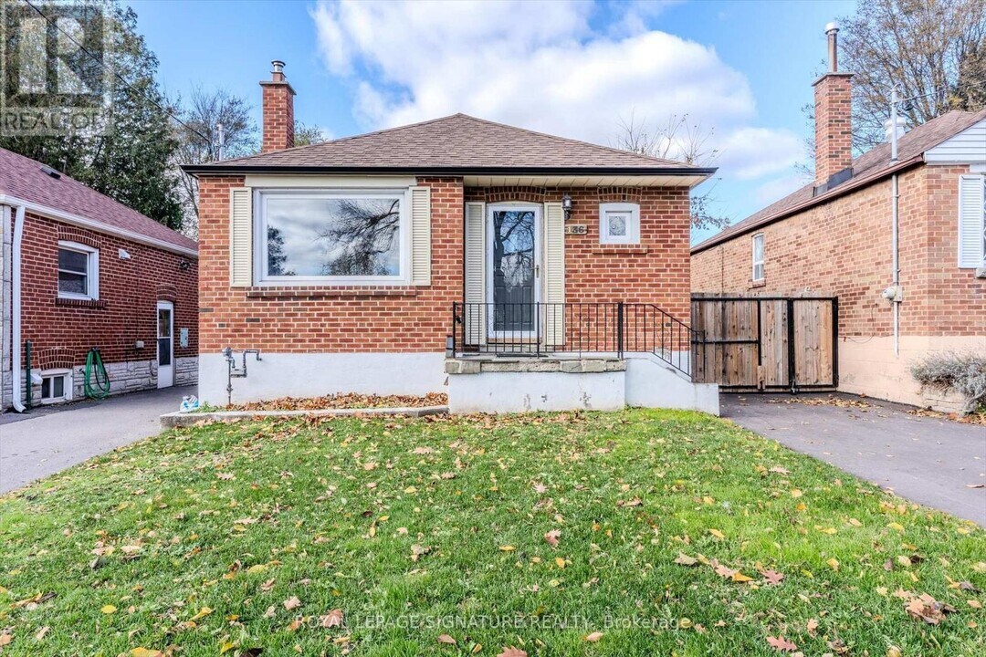 136 Meighen Ave in Toronto, ON - Building Photo