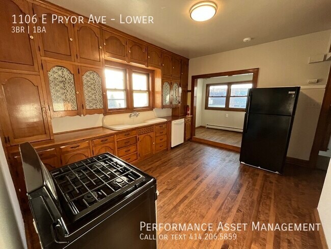 1106 E Pryor Ave in Milwaukee, WI - Foto de edificio - Building Photo