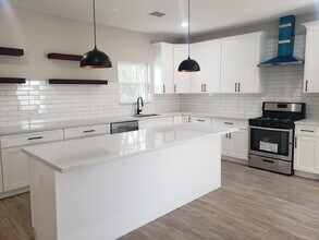 936 W Austin St in Conroe, TX - Building Photo - Building Photo