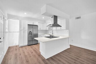 3265 Virginia St in Miami, FL - Foto de edificio - Building Photo