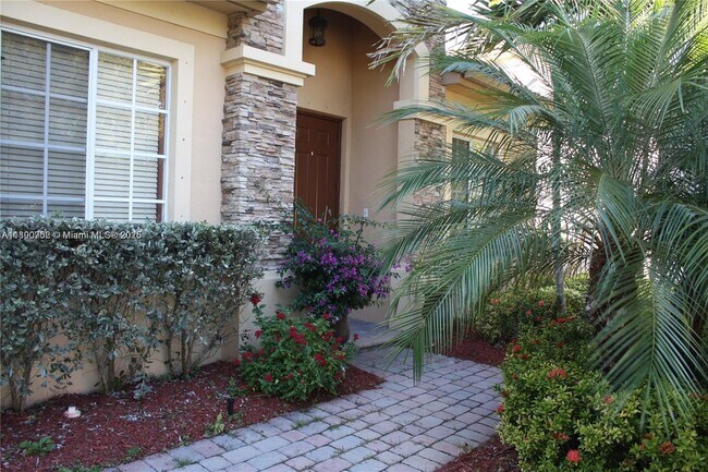 22032 SW 95th Pl in Cutler Bay, FL - Building Photo - Building Photo