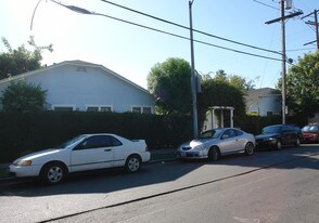 St. Andrews Bungalow Ct. in Los Angeles, CA - Building Photo