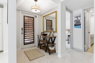 137 Brackenwood Rd in Palm Beach Gardens, FL - Foto de edificio - Building Photo