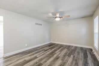 1308 SE Knights Bridge in Blue Springs, MO - Foto de edificio - Building Photo