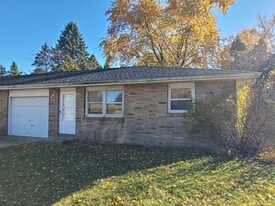 2206 Welch Dr in Stevensville, MI - Building Photo