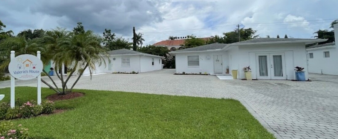 811 Myrtle Terrace in Naples, FL - Building Photo