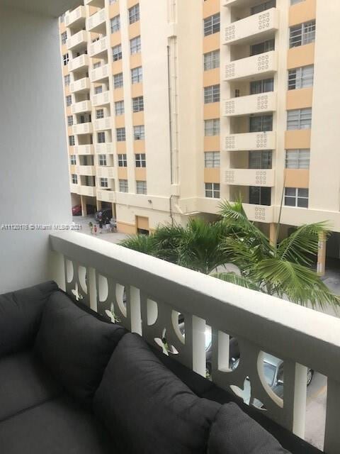 1817 S Ocean Dr in Hallandale Beach, FL - Building Photo - Building Photo