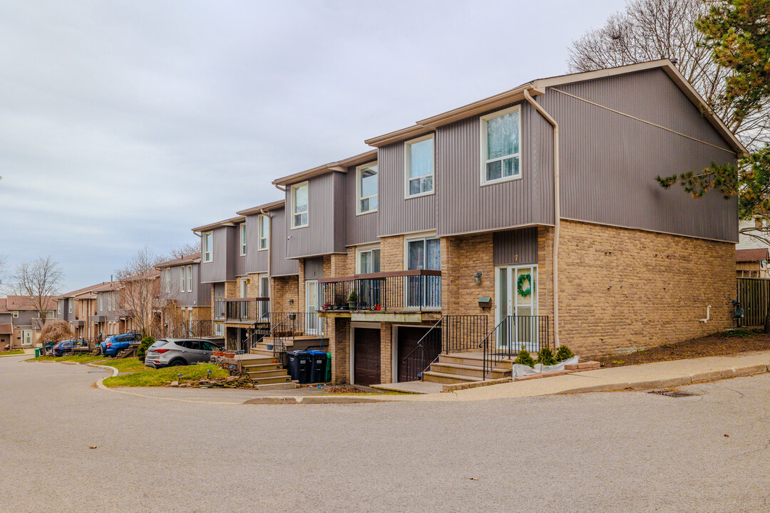 900 Dundas St W in Mississauga, ON - Building Photo