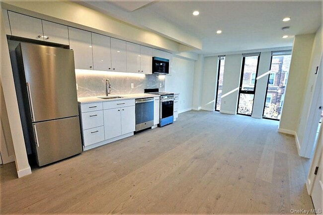 41-26 44th St in Queens, NY - Building Photo - Building Photo