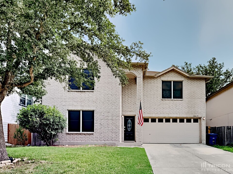 10619 Manor Creek in San Antonio, TX - Foto de edificio