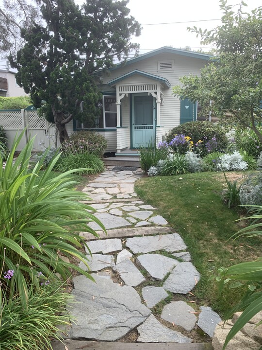 2279 Manchester Ave in Encinitas, CA - Building Photo