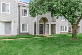 Oaks at Hampton Apartments in Rochester Hills, MI - Foto de edificio - Building Photo