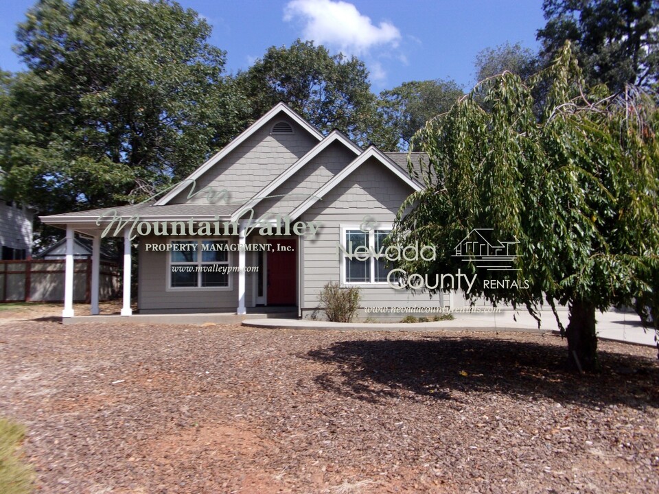 16931 Oak Hollow Cir in Nevada City, CA - Building Photo